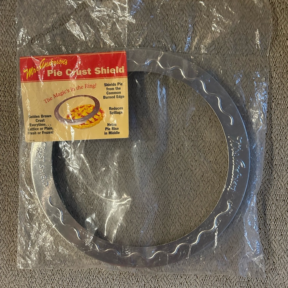 NWT NIP Mrs. Anderson's Pie Crust Shield Protect Your Pie Crust From Burning!